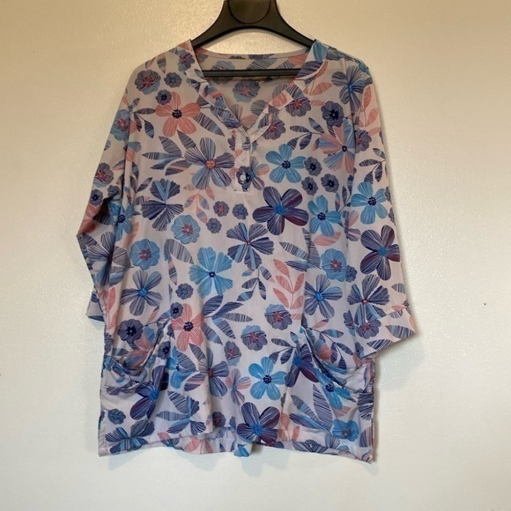 Butter Soft Stretch  3 button flower with pockets medical scrub top shirt XL